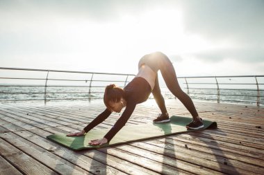 Kız sahilde sabah egzersizleri yapıyor spor giyim