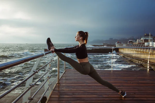 Sportowiec Dziewczynka Fitness Model Ciepłe Się Rozciągania Jej Ścięgna Nogi — Zdjęcie stockowe