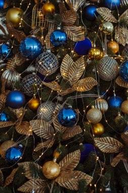 Noel ağacına asılı Noel oyuncaklar