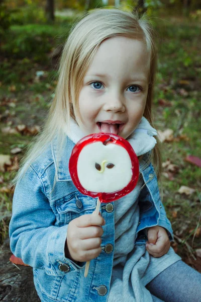 Söt Liten Flicka Med Stora Färgglada Lollipop Barn Äter Sött — Stockfoto