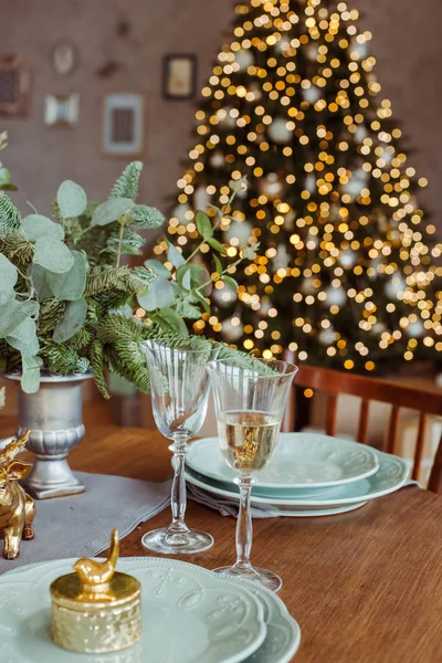 Mesa Comedor Bellamente Decorada Para Celebración Navidad —  Fotos de Stock