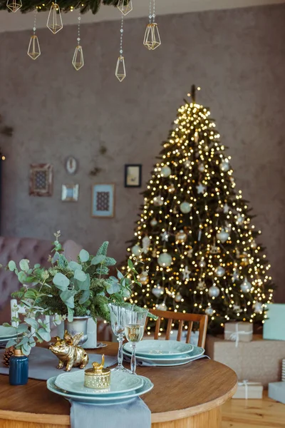 Mesa Comedor Bellamente Decorada Para Celebración Navidad —  Fotos de Stock