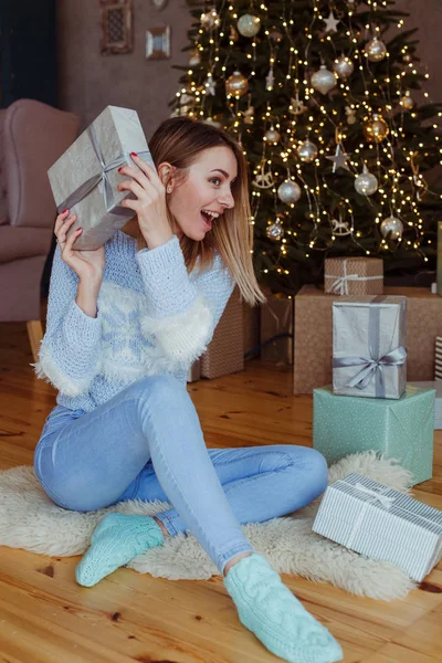 Возбужденная Женщина Открывает Рождественскую Подарочную Коробку Дома — стоковое фото