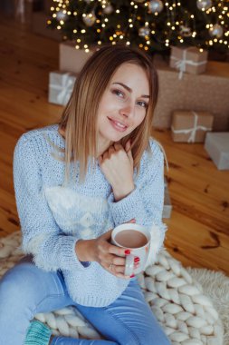 Noel zencefilli kurabiye ve fincan sıcak kakao ile tutan kadın