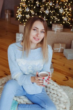 Noel zencefilli kurabiye ve fincan sıcak kakao ile tutan kadın