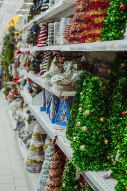 Renkli satır, raflar plastik Noel süsler, çelenk, alışveriş merkezinde Satılık Noel ağacı süsle