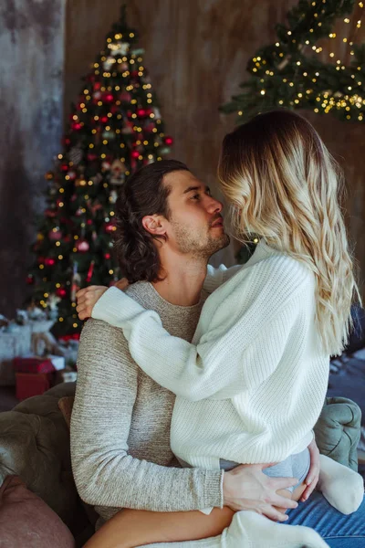 Pareja Celebrando Navidad Casa — Foto de Stock