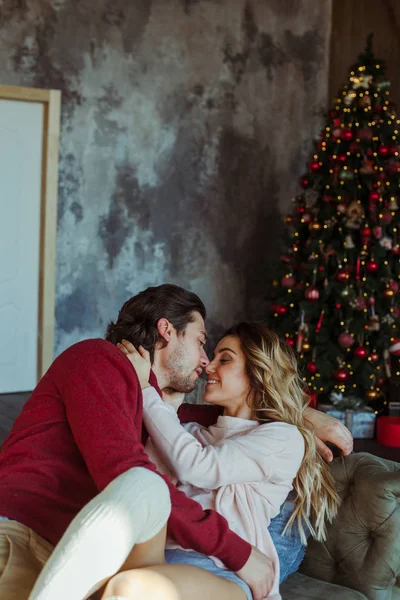 Pareja Celebrando Navidad Casa — Foto de Stock