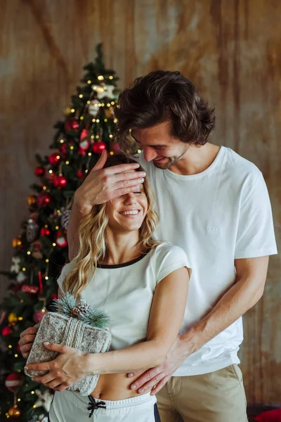 Feliz Pareja Abriendo Regalos Navidad — Foto de Stock