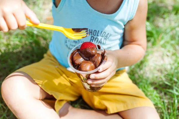 Ребенок Ест Клубнику Смоченную Шоколаде — стоковое фото