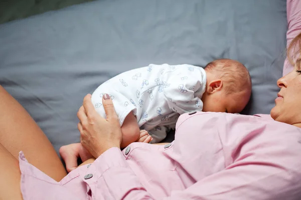 Matka Kojí Své Dítě Doma Docela Prostoru — Stock fotografie