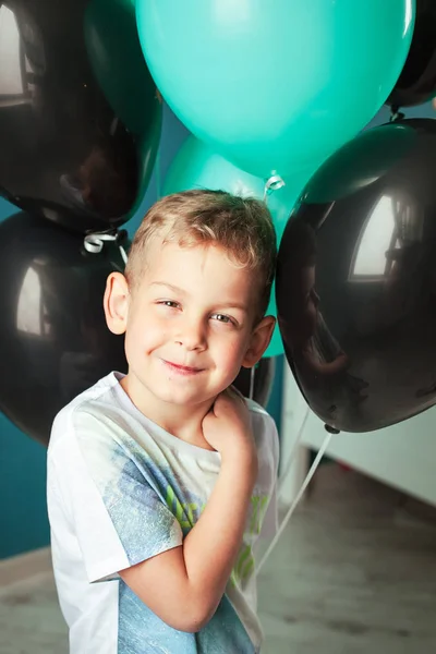 一个快乐的男孩在他的生日与气球 — 图库照片