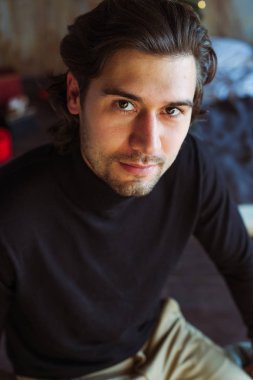 yakışıklı bir brunet adam portresi