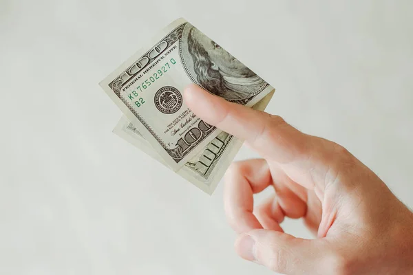 Amerikan dolar tutan el