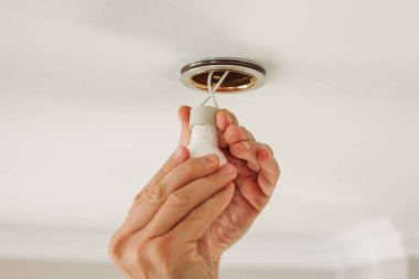 Elektrikçi instaling spotlight 