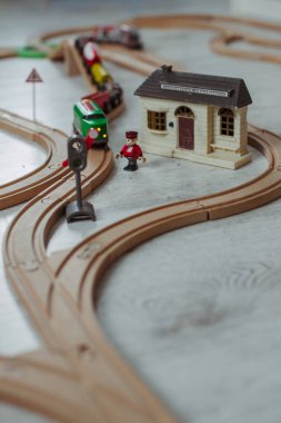 Çocuklar için ahşap demiryolu