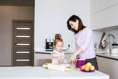 Anne ve kızı tanımlama bilgilerini pişirme, ev ve birlikte eğlenmek