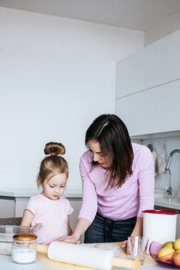 Sevimli küçük kız ve annesi birlikte pişirme portre 
