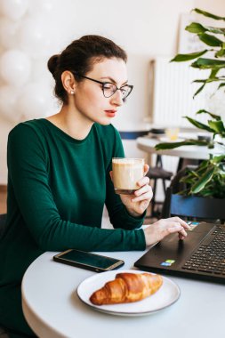Onu laptop Restauran, üzerinde çalışan genç beyaz kadın