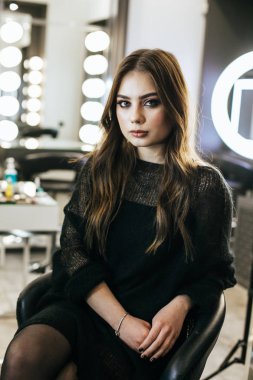 Şık makyaj ile esmer kadın