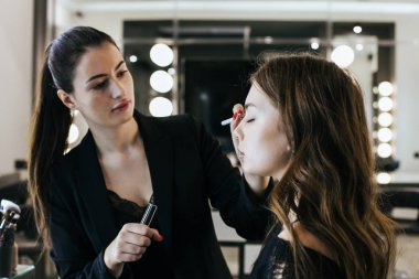 Güzellik Salonu istemci ve makyaj sanatçısı