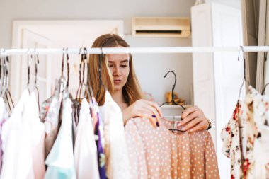 Genç kız kıyafetleri yaz için seçer.