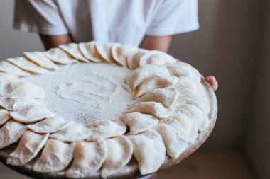 patates ve soğan ile vareniki (mantı)