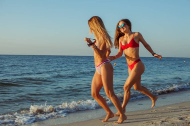 Sahilde yürüyüş Bikini Girls