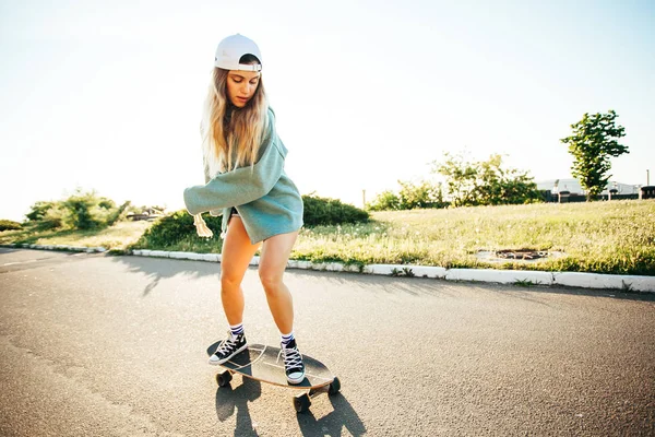 Hipster Fille Avec Planche Roulettes — Photo