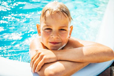 Yüzme havuzunda eğlenen çocuk