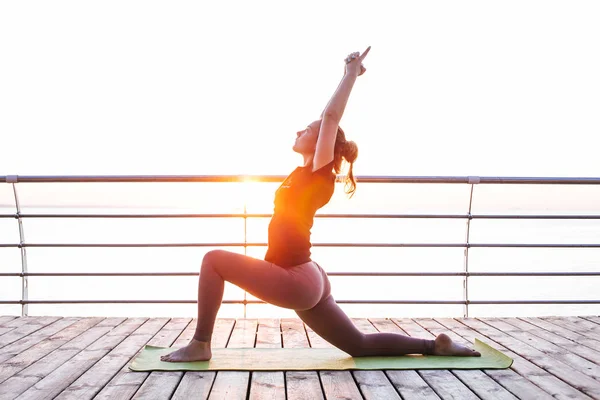 Vrouw Doet Yoga Buiten Houten Vloer — Stockfoto