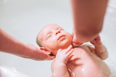 Yeni doğan bebek banyo Yüzme