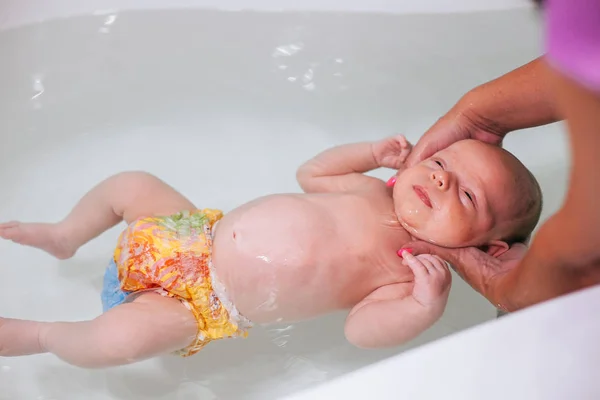 Новорожденный Ребенок Плавает Ванне — стоковое фото