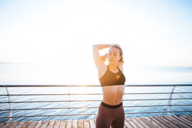 Mutlu pilates öğrencisi eğitim öncesi esneme