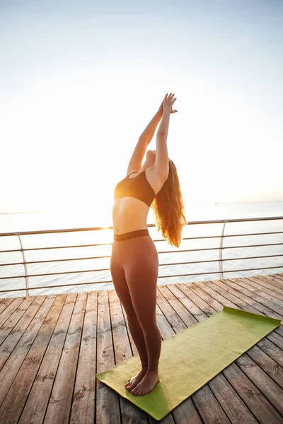 Jonge Vrouwelijke Volwassen Doen Yoga Voor Zee — Stockfoto