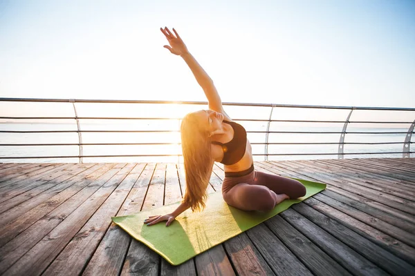 Mooie Jonge Vrouw Doet Yoga Houdingen Buitenshuis — Stockfoto