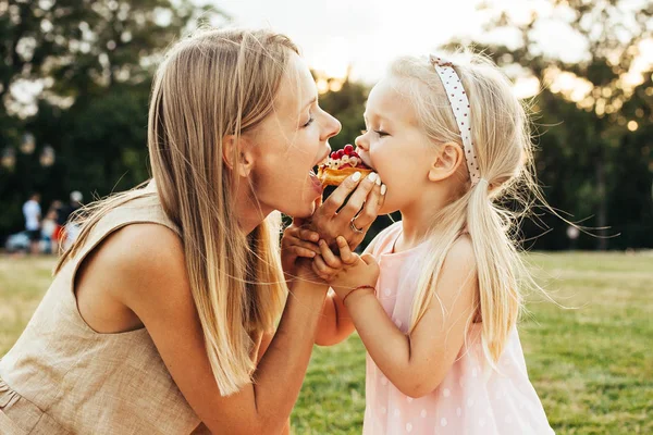 Mamá Hija Comiendo Sano Disfrutando Picnic Familiar Cálido Día Soleado — Foto de Stock