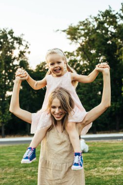 Kızını taşıyan bir annenin portresi