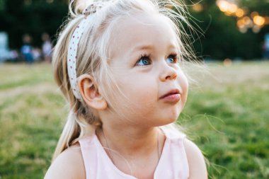 Büyük sevimli gözleri ile Toddler Çocuk Portresi 