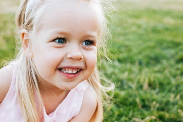 Portré Toddler Gyermek Nagy Imádnivaló Szemmel — Stock Fotó