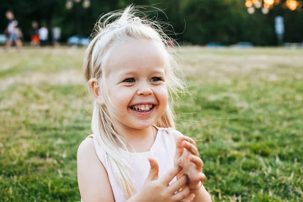 Beautiful Blond Toddler Girl Enjoys Summer Park — Stock Photo, Image