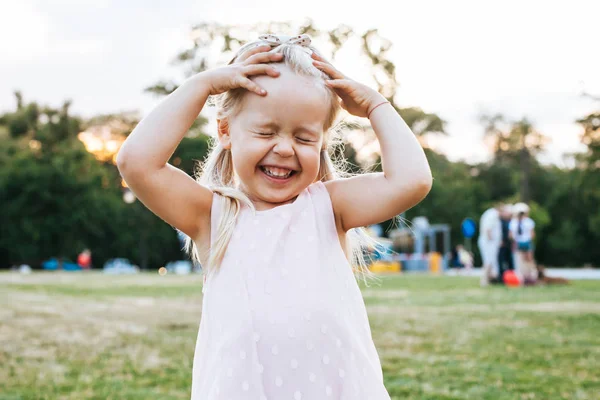 Hermosa Niña Rubia Disfruta Del Verano Parque — Foto de Stock