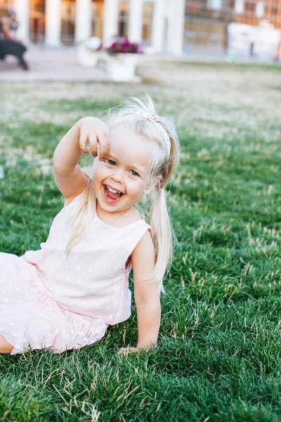 Vacker Blond Småbarn Flicka Njuter Sommaren Parken — Stockfoto
