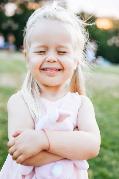 Vacker Blond Småbarn Flicka Njuter Sommaren Parken — Stockfoto