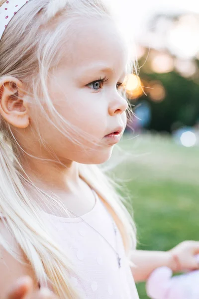 Portré Toddler Gyermek Nagy Imádnivaló Szemmel — Stock Fotó