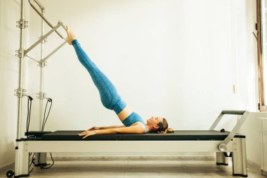 Reformer üzerinde gerçekleştirilen Pilates Egzersiz germe