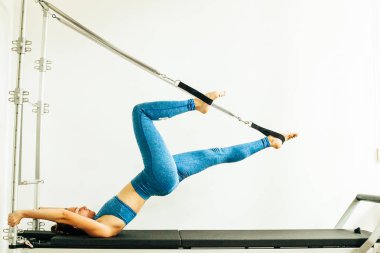 Reformer üzerinde gerçekleştirilen Pilates Egzersiz germe