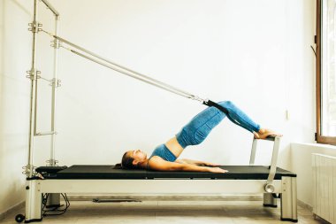 Pilates ön Reformer üzerinde modern bir stüdyo içinde Splits