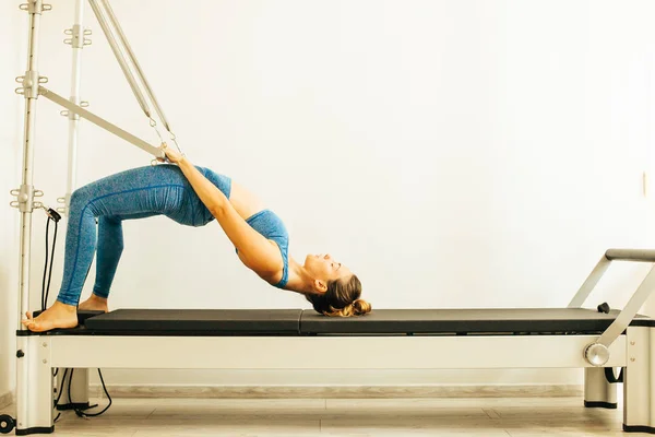 Ejercicio Estiramiento Pilates Que Realiza Reformador — Foto de Stock