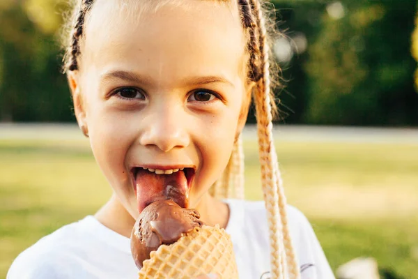 Cute Young Girl Eating Big Ice Cream — Stock Photo, Image